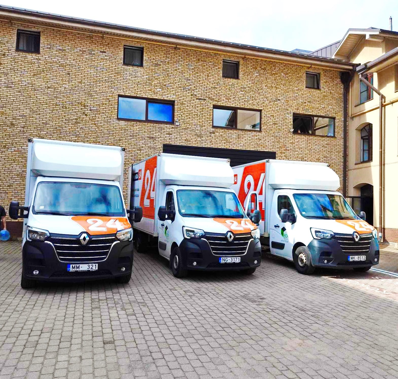 Komanda24 furgons un mikroautobuss transporta nomas pakalpojumam ar GPS izsekošanu
